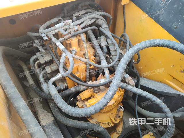 回轉(zhuǎn)馬達和主控閥(整機外觀) 回轉(zhuǎn)馬達和主控閥(整機外觀)