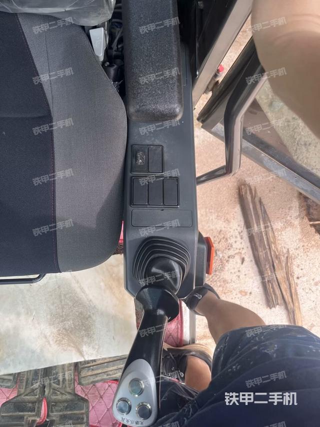 行走控制手柄和踏板 俯拍（驾驶室部分）