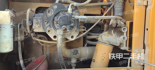 液压泵舱室正面整体（整机外观）