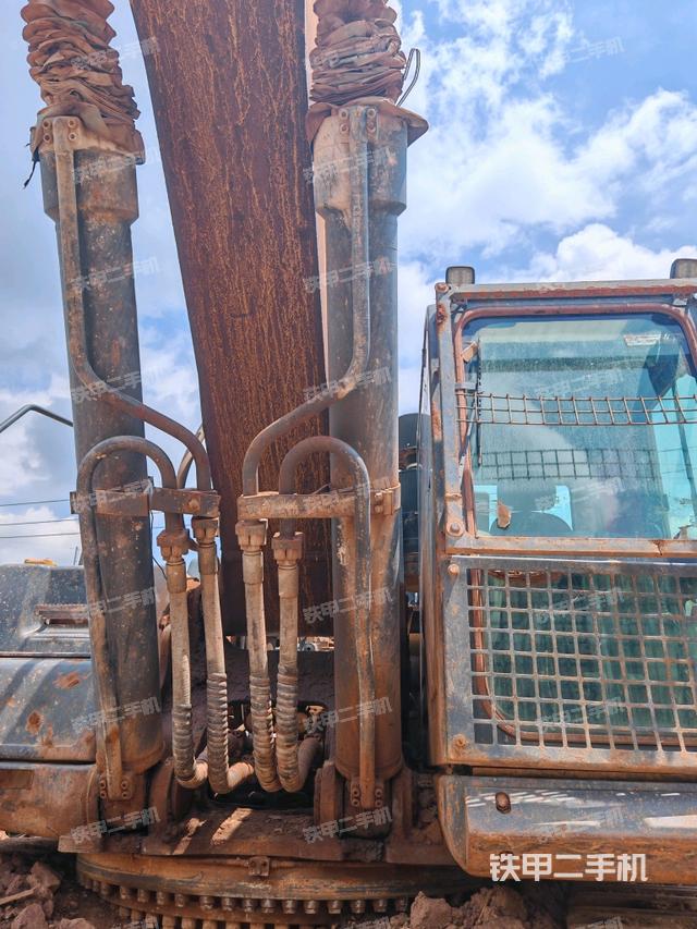 大臂油缸整体 竖拍(工作和回转装置) 大臂油缸整体 竖拍(工作和回转装置)