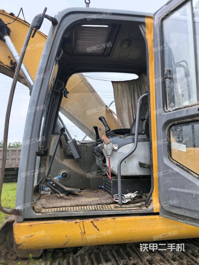 驾驶室整体(整机外观) 驾驶室整体(整机外观)