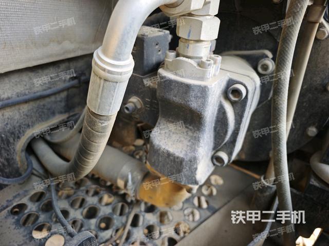 液壓泵艙室正面整體（整機外觀）