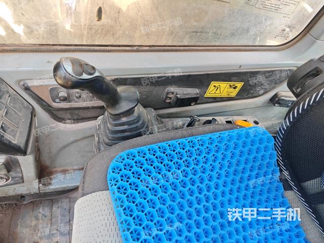 座椅右側(cè)控制臺/鑰匙門/油門/含右手柄(駕駛室部分) 座椅右側(cè)控制臺/鑰匙門/油門/含右手柄(駕駛室部分)