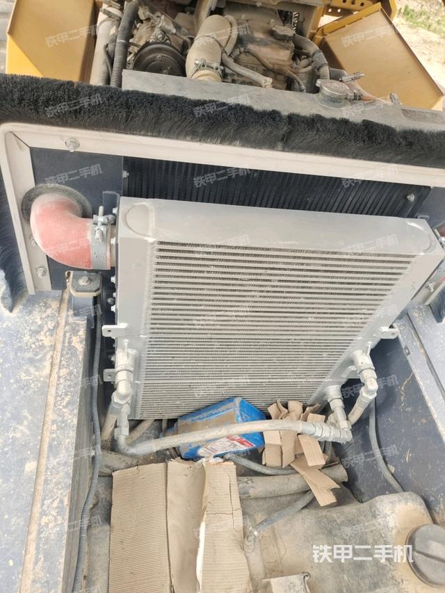 分动箱或变速箱(压路机发动机舱) 分动箱或变速箱(压路机发动机舱)