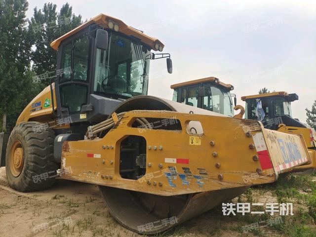 右前45°(压路机整机外观) 右前45°(压路机整机外观)