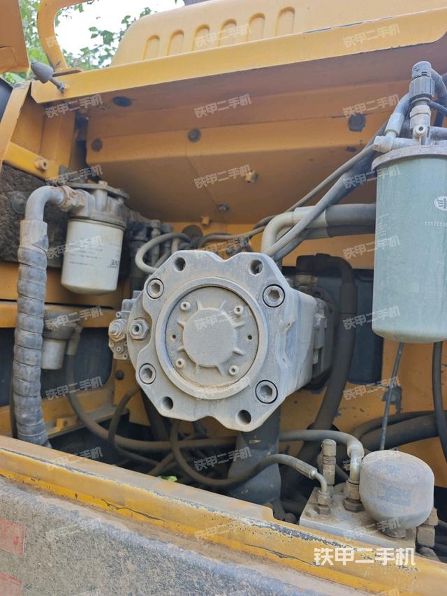 液壓泵艙室正面整體(整機(jī)外觀) 液壓泵艙室正面整體(整機(jī)外觀)