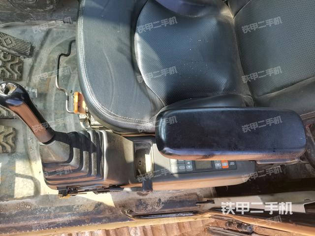 座椅左侧控制台/音响/含左手柄(驾驶室部分) 座椅左侧控制台/音响/含左手柄(驾驶室部分)