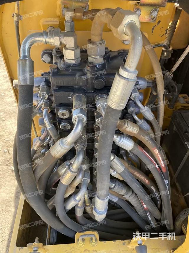 回转马达和主控阀(整机外观) 回转马达和主控阀(整机外观)