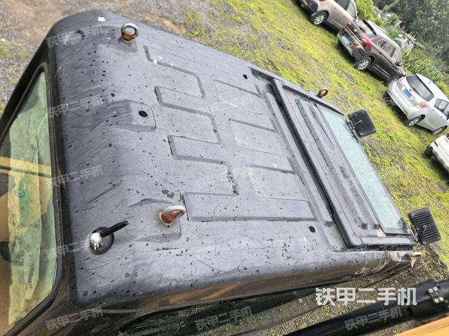 駕駛室頂部(整機(jī)外觀) 駕駛室頂部(整機(jī)外觀)