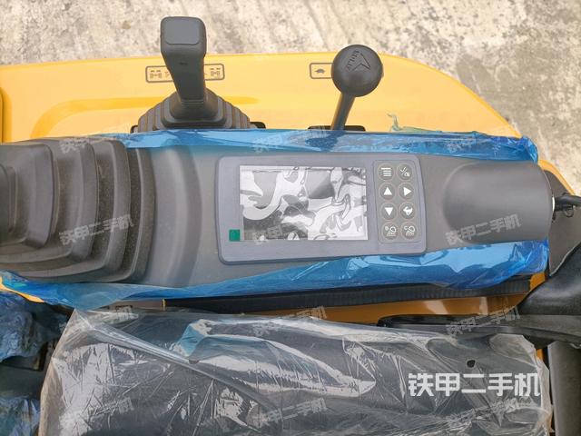 座椅右侧控制台/钥匙门/油门/含右手柄(驾驶室部分) 座椅右侧控制台/钥匙门/油门/含右手柄(驾驶室部分)