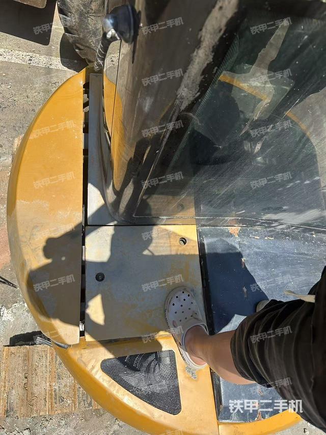 回转马达和主控阀(整机外观) 回转马达和主控阀(整机外观)