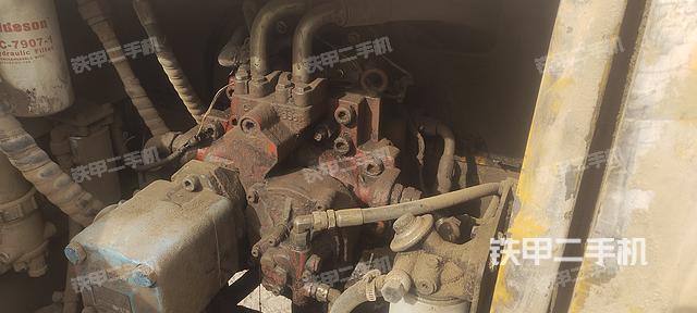 液压泵舱室正面整体(整机外观) 液压泵舱室正面整体(整机外观)