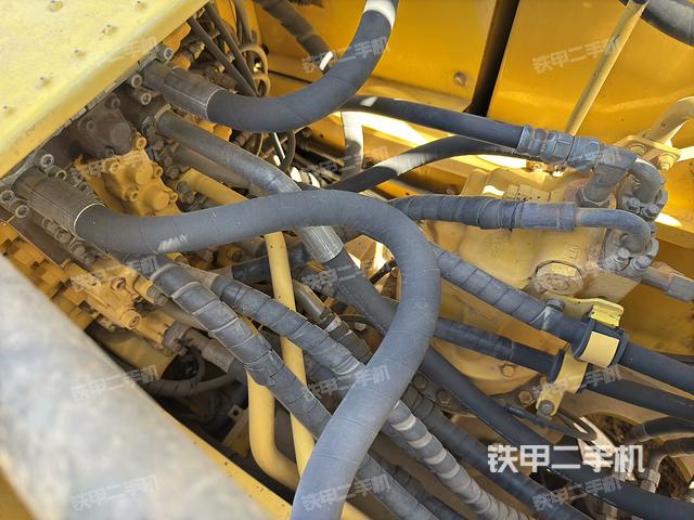 回转马达和主控阀(整机外观) 回转马达和主控阀(整机外观)