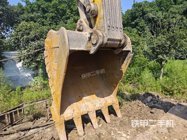 鏟斗右后整體(工作和回轉(zhuǎn)裝置) 鏟斗右后整體(工作和回轉(zhuǎn)裝置)