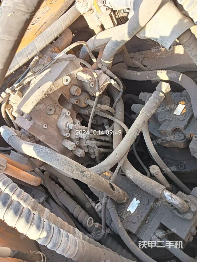 回轉(zhuǎn)馬達(dá)和主控閥（整機(jī)外觀）