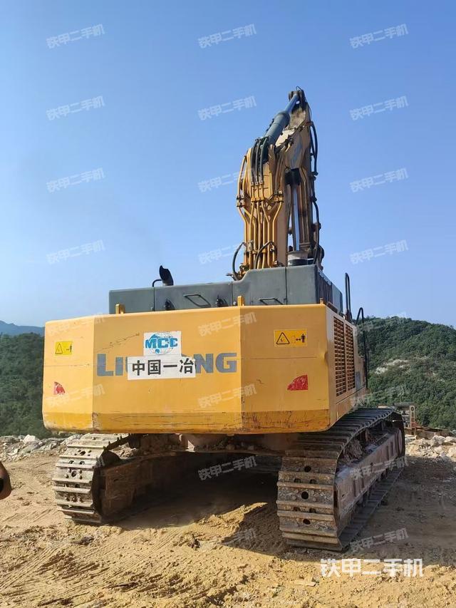 駕駛室頂部(整機(jī)外觀) 駕駛室頂部(整機(jī)外觀)