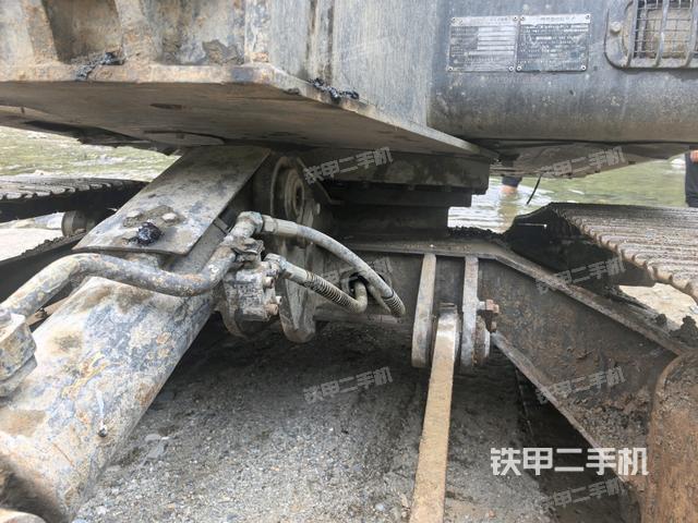 转盘和下车架正前(工作和回转装置) 转盘和下车架正前(工作和回转装置)