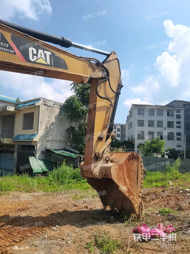 小臂整体右前(工作和回转装置) 小臂整体右前(工作和回转装置)