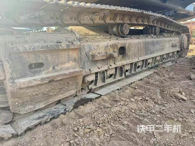 單側(cè)履帶整體(整機外觀) 單側(cè)履帶整體(整機外觀)