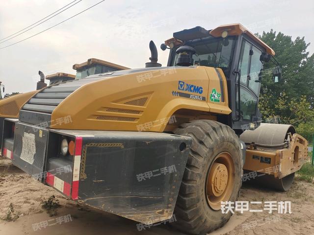 右后45°(压路机整机外观) 右后45°(压路机整机外观)