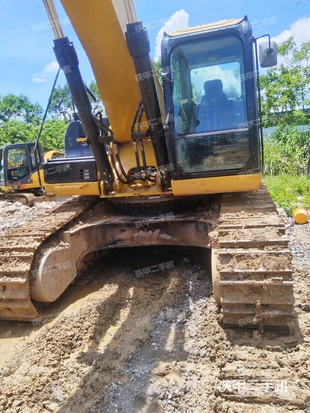 轉(zhuǎn)盤和下車架正前(工作和回轉(zhuǎn)裝置) 轉(zhuǎn)盤和下車架正前(工作和回轉(zhuǎn)裝置)