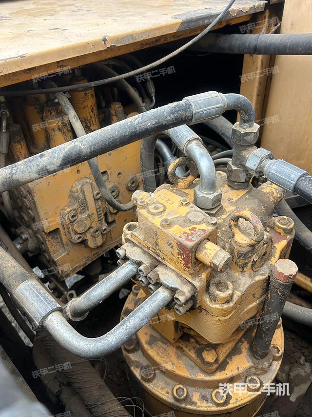 回转马达和主控阀(整机外观) 回转马达和主控阀(整机外观)