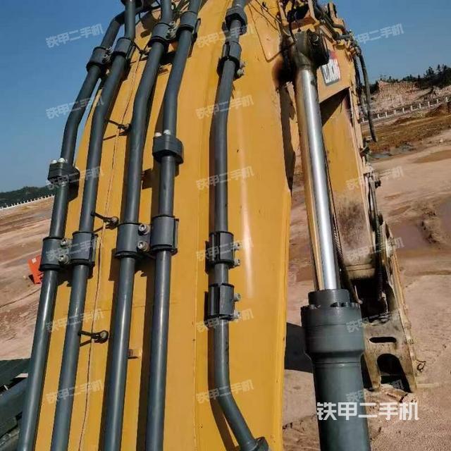 驾驶室顶部(整机外观) 驾驶室顶部(整机外观)