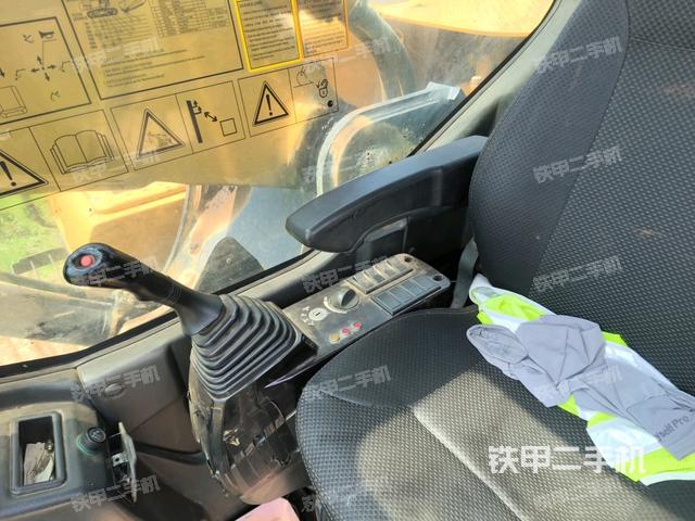 行走控制手柄和踏板?俯拍(駕駛室部分) 行走控制手柄和踏板?俯拍(駕駛室部分)