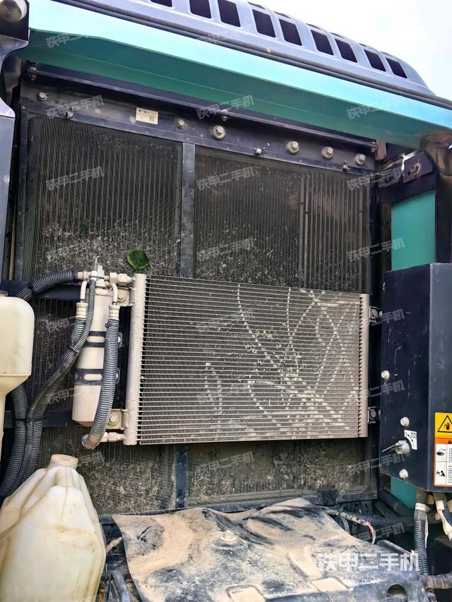 散熱器正面(大件艙室) 散熱器正面(大件艙室)