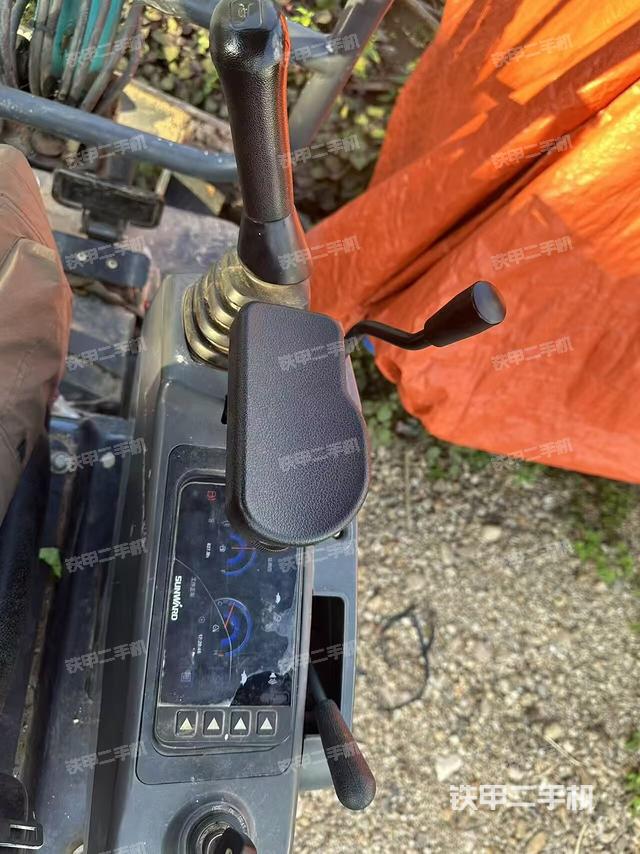 回转马达和主控阀(整机外观) 回转马达和主控阀(整机外观)