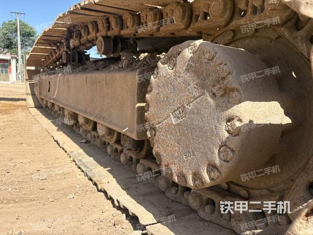 单侧履带整体(整机外观) 单侧履带整体(整机外观)