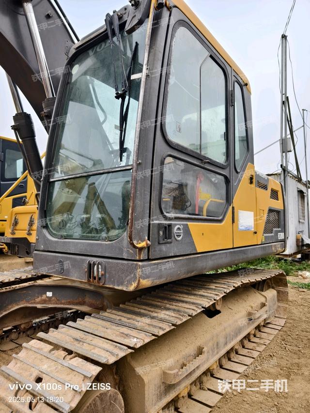 駕駛室整體(整機外觀) 駕駛室整體(整機外觀)