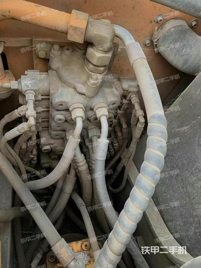 回转马达和主控阀(整机外观) 回转马达和主控阀(整机外观)