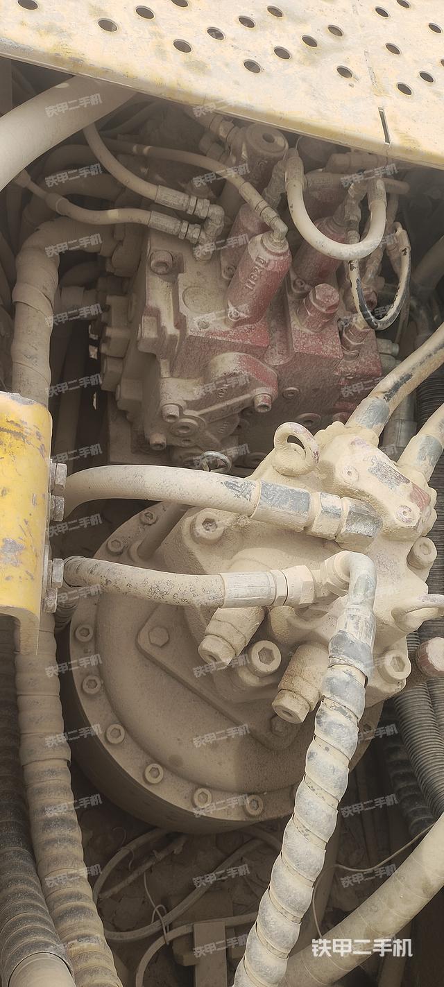 回转马达和主控阀(整机外观) 回转马达和主控阀(整机外观)