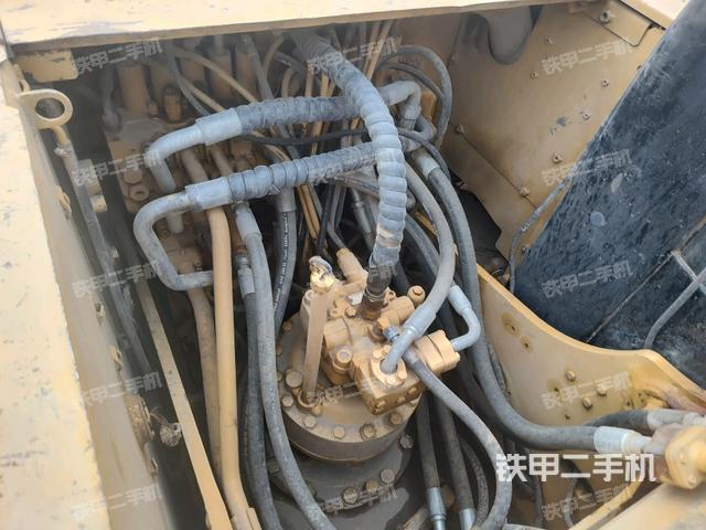 回转马达和主控阀(整机外观) 回转马达和主控阀(整机外观)