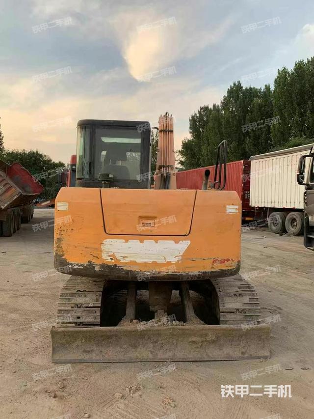 驾驶室顶部(整机外观) 驾驶室顶部(整机外观)