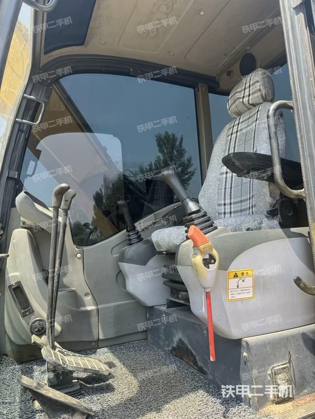 駕駛室頂部(整機(jī)外觀) 駕駛室頂部(整機(jī)外觀)