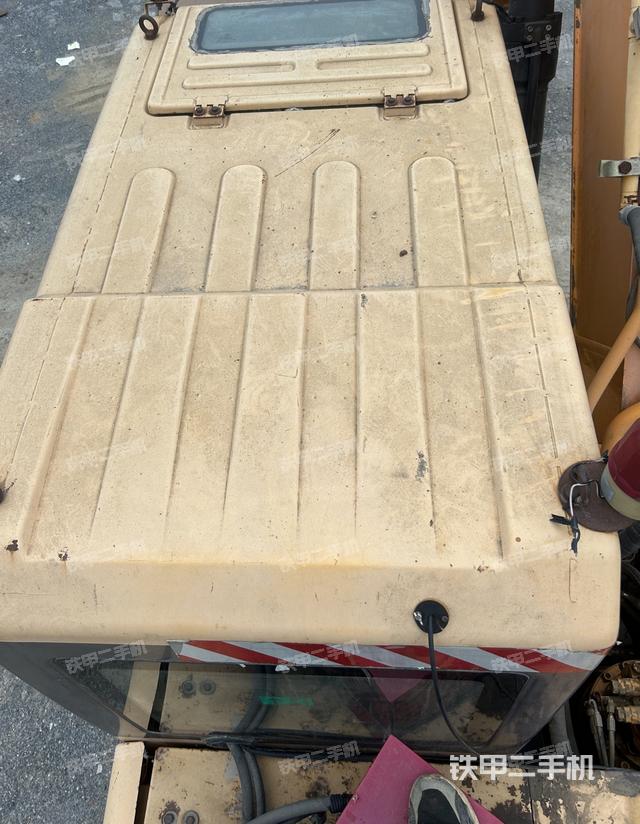 驾驶室顶部(整机外观) 驾驶室顶部(整机外观)