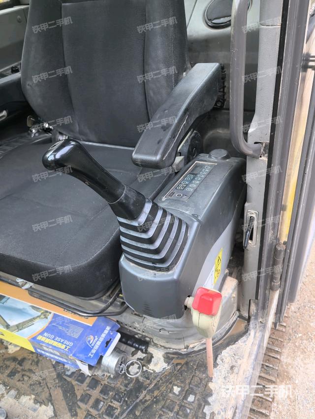 座椅左侧控制台/音响/含左手柄(驾驶室部分) 座椅左侧控制台/音响/含左手柄(驾驶室部分)