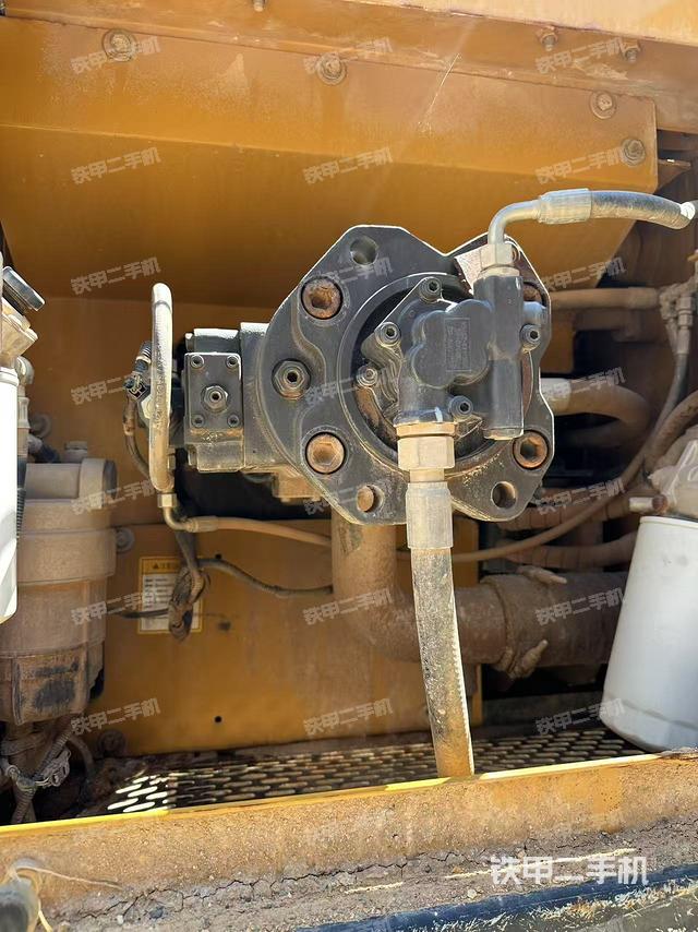 液压泵舱室正面整体（整机外观）