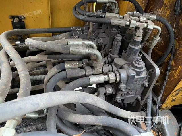 回轉(zhuǎn)馬達(dá)和主控閥(整機(jī)外觀) 回轉(zhuǎn)馬達(dá)和主控閥(整機(jī)外觀)