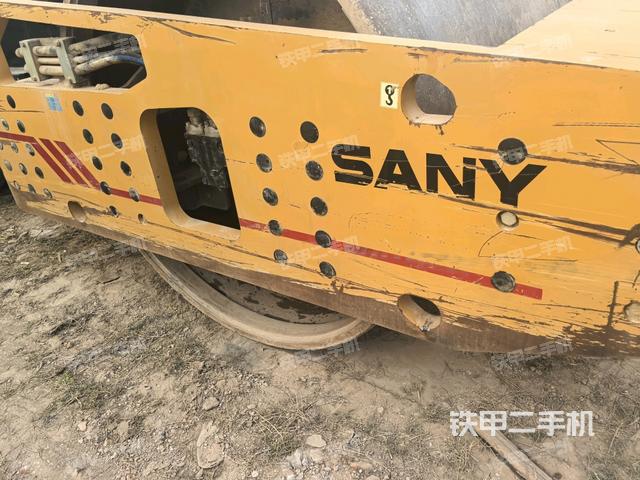 前轮右侧减震块连接及部件(压路机前后车架) 前轮右侧减震块连接及部件(压路机前后车架)