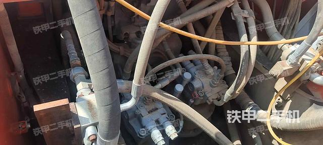 回轉(zhuǎn)馬達和主控閥(整機外觀) 回轉(zhuǎn)馬達和主控閥(整機外觀)