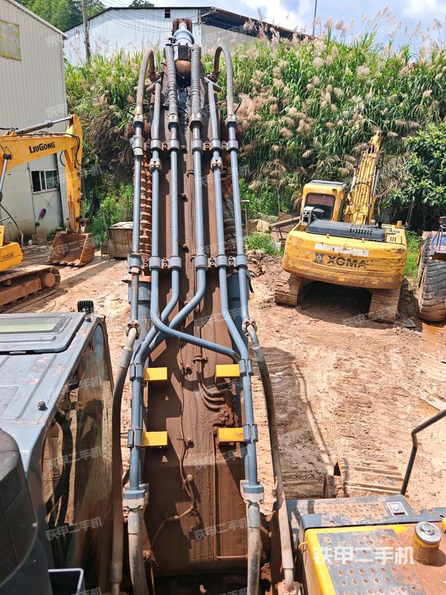 大臂根部 斜视(工作和回转装置) 大臂根部 斜视(工作和回转装置)