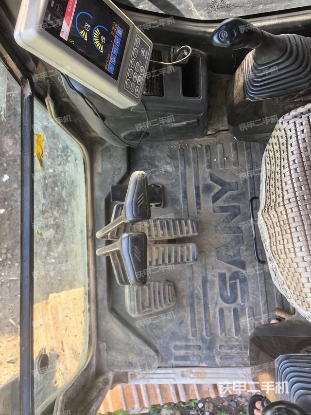 行走控制手柄和踏板?俯拍(駕駛室部分) 行走控制手柄和踏板?俯拍(駕駛室部分)