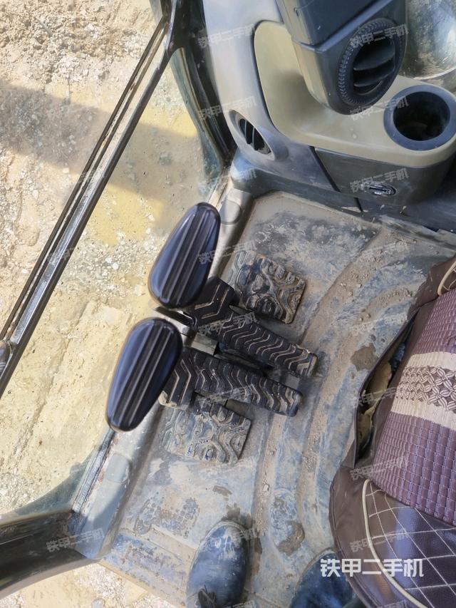 行走控制手柄和踏板 俯拍(驾驶室部分) 行走控制手柄和踏板 俯拍(驾驶室部分)