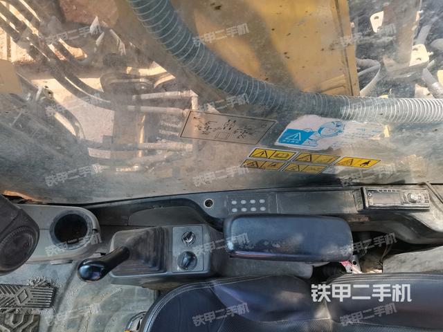 座椅右侧控制台/钥匙门/油门/含右手柄(驾驶室部分) 座椅右侧控制台/钥匙门/油门/含右手柄(驾驶室部分)