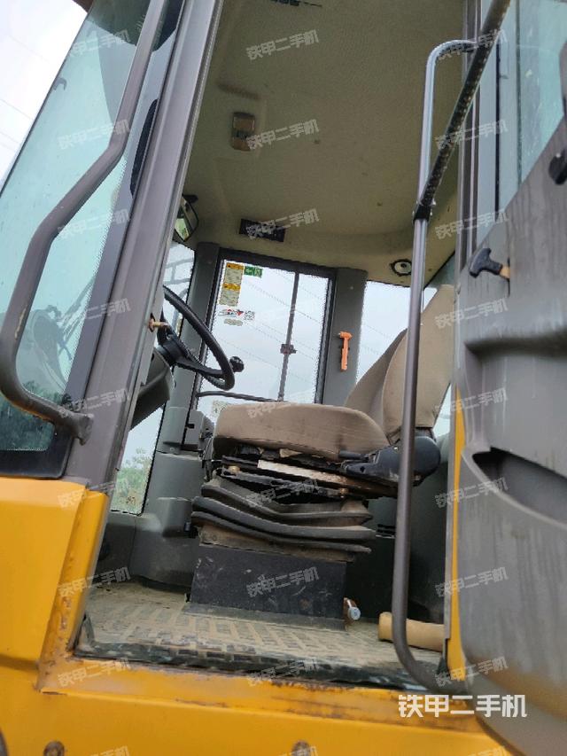 頂棚整體  內(nèi)(駕駛室部分) 頂棚整體  內(nèi)(駕駛室部分)