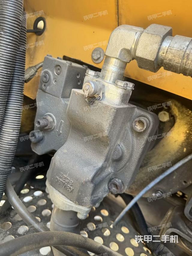 液壓泵艙室正面整體(整機(jī)外觀) 液壓泵艙室正面整體(整機(jī)外觀)