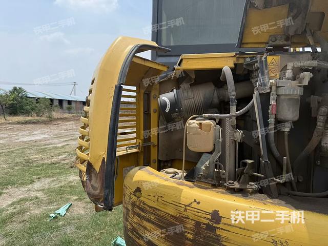 液压泵舱室正面整体(整机外观) 液压泵舱室正面整体(整机外观)